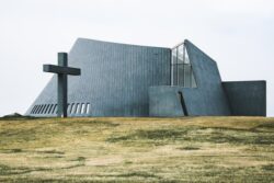 Cuando Jesucristo no sabe por donde entrar a la iglesia: La derrota estética del pos-Concilio 1 job savelsberg 14WRwHCe3a4 unsplash