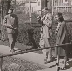 Flannery O’Connor: una escritora que descubrió la gracia en el territorio del diablo 2 800px Robie with Flannery 1947