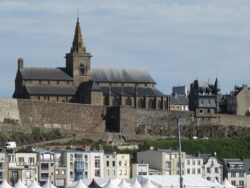 Port de Granville Vue sur leglise Notre Dame du Cap Lihou