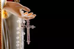 “Rezad el Rosario todos los días, para alcanzar la paz en el mundo” 2 4 3