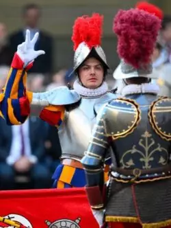 La Guardia Suiza Pontificia presenta su uniforme de “media gala” 3 559869665 18080068373088319 1800257129431238253 n 700x929 1