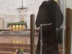 Habito de Sao Pio de Pietrelcina visitara os Estados Unidos pela primeira vez 1