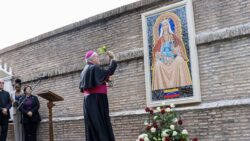 Mosaico de Nossa Senhora de Coromoto e instalado nos Jardins do Vaticano