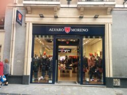 La fe presente en el trabajo: tienda de Álvaro Moreno abre con bendición sacerdotal en Zaragoza 2 alvaro moneroskldk