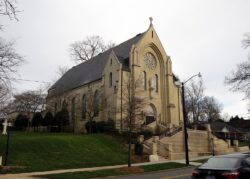 Sacerdotes y fieles reaccionan a prohibición de reclinatorios para comulgar por obispo en EE.UU. 2 Cathedral Church of Saint Patrick Charlotte North Carolina exterior 2