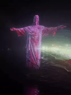 Más de mil drones forman la imagen del Cristo Redentor iluminando el cielo de Copacabana en Brasil 2 CRISTO62548823221