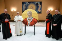 Qué características tiene el mosaico de León XIV que va para San Pablo Extramuros 3 Mosaico retratando Leao XIV e apresentado ao Pontifice no Vaticano 3