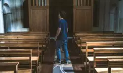 También aumenta el catolicismo en la juventud española, según encuesta del gobierno 2 danique godwin HhnZtdX2hI4 unsplash