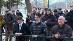 Nuevo capítulo en polémica en Notre Dame: Obispo reza rosario con estudiantes en rechazo a elección de abortista 2 6 2