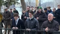 Nuevo capítulo en polémica en Notre Dame: Obispo reza rosario con estudiantes en rechazo a elección de abortista 2 6 2