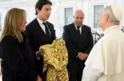 Torero peruano Roca Rey obsequia al Papa capote con imagen del Señor de los Milagros 2 V2