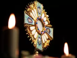 Adoración Eucarística crece en miles de parroquias de EE.UU. 2 5 3