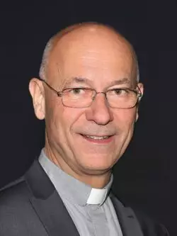 El párroco que pasea con una dama y que dice que el celibato es ‘concepto flexible’ 2 6 2