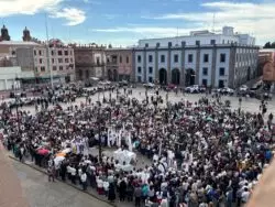 El 8M feministas casi destrozan la iglesia La Compañía, en México: siguen los actos de reparación 3 6 3