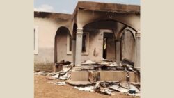 Criminales armados asaltan y depredan un templo católico en Nigeria 2 Criminosos armados assaltam e depredam templo catolico na Nigeria