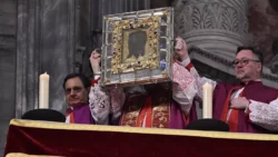 Vaticano: Velo de la Verónica es expuesto en la Basílica de San Pedro 2 Vaticano Veu de Veronica e exposto na Basilica de Sao Pedro 1