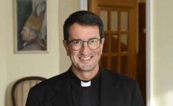 De médico a obispo: con un mensaje su madre lo llevó a un médico a dejar el bisturí por el sacerdocio 2 image