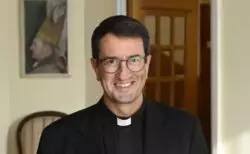 De médico a obispo: con un mensaje su madre lo llevó a un médico a dejar el bisturí por el sacerdocio 2 image