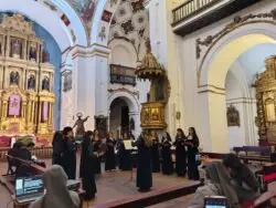 En la iglesia de San Ignacio en Bogotá, jóvenes colmaron las naves con notas gregorianas de un ‘oficio de tinieblas’ 2 1