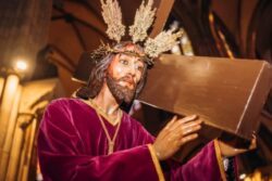 El Viernes Santo, después de 50 años, San Sebastián vio al Nazareno cargar la Cruz en sus calles 2 1 6