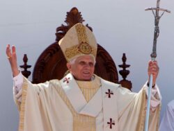 Mons. Gänswein: La renuncia de Benedicto “fue la lucha interna de una decisión, un desafío” 3 3 5