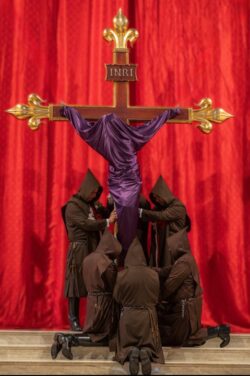 La sangre, la seriedad, la victoria y la espada... 2 5 1