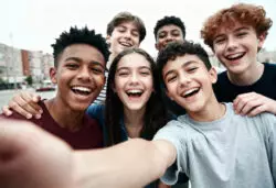 Jóvenes católicos en España suben al 45%: la religión es bastante o muy importante para el 38,4% 1 group selfie happy teenagers smiling together
