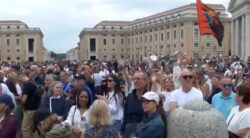 Papa en el Regina Coeli: “es el amor de Jesús el que hace nacer el amor en nosotros” 2 3 2