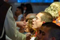 Redemptionis Sacramentum: sí, los fieles pueden comulgar de rodillas y en la boca 2 3 7