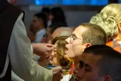 Redemptionis Sacramentum: sí, los fieles pueden comulgar de rodillas y en la boca 2 3 7