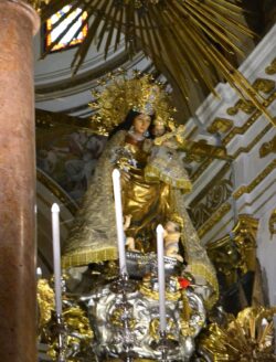 En Valencia-España, más de 30.000 devotos prestan homenaje a la Virgen de los Desamparados en Valencia 2 4 9