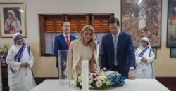 El devoto gesto del Secretario de Estado americano ante la tumba de la Madre Teresa 2 6 10