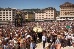 Imagen peregrina de Nuestra Señora de Fátima visita Suiza por primera vez 2 Imagem Peregrina de Nossa Senhora de Fatima visita a Suica pela primeira vez 1