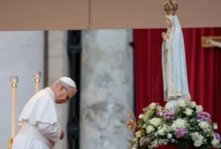 Portugal invita al Papa León XIV a visitar Fátima en 2027 2 Leao XIV oferece Rosa de Ouro a Nossa Senhora de Fatima 3 768x520 1