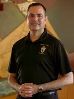 Otro caso de un ‘exitoso’ en el mundo, que ahora es sacerdote 3 SCOTT VINCENT BORBA 250x333 1