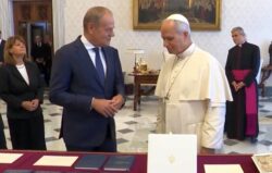 Presidente de Polonia besa tumba de Juan Pablo II, pero primer ministro reduce clases de religión 2 tusk