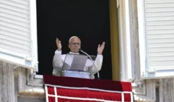 El Papa León en el Ángelus: “La Trinidad nos lleva a amar todo y a todos” 2 Papa angelus vatican media 700x412 1