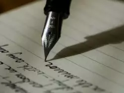 Una pluma que revela a Dios: el mensaje de León a los escritores del mundo 2 aaron burden y02jEX B0O0 unsplash