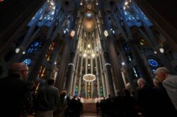 papa barcelona sagrada familia