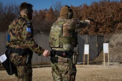 Suiza: Iglesias indignadas con el fin de la exención del servicio militar para clérigos 2 1280px KFOR multinational military police conduct weapons training in Kosovo 8817915 700x466 1