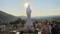 La imagen de la Reina de la Paz en Medjugorje, vandalizada pero ya como siempre 3 3 8