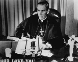 Fulton Sheen: aún no es beato y ya hay cinco milagros posibles para su canonización 2 Bishop Fulton J. Sheen 1956