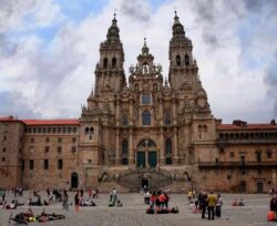 Santiago de Compostela acolhe milhares de fieis para celebrar o padroeiro da Espanha