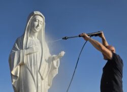 La imagen de la Reina de la Paz en Medjugorje, vandalizada pero ya como siempre 2 Sin titulo 3