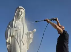 La imagen de la Reina de la Paz en Medjugorje, vandalizada pero ya como siempre 2 Sin titulo 3