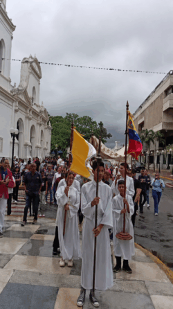 “La fe sigue ahí, aún hay esperanza”: sacerdotes llevan consuelo y oración a las víctimas de los terremotos en Venezuela 2 vnzla
