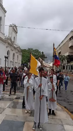 “La fe sigue ahí, aún hay esperanza”: sacerdotes llevan consuelo y oración a las víctimas de los terremotos en Venezuela 2 vnzla