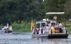 Miles se unen a procesión fluvial del Santísimo Sacramento en Luisiana, EE.UU. 2 1 4