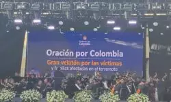 En la Plaza de Bolívar de Bogotá, Colombia oró por las víctimas del terremoto y por el país 4 1 6
