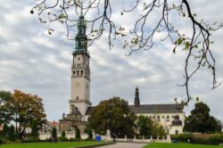 Monasterio de Jasna Góra resiste a las tropas protestantes - Historia de la Iglesia 3 1280px Czestochowa klasztor Jasna Gora 2162 700x464 1